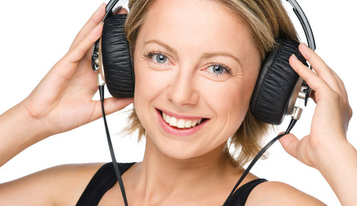 年轻女人享受音乐使用头戴式耳机