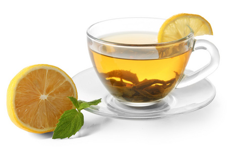透明杯绿茶与柠檬和薄荷白隔离