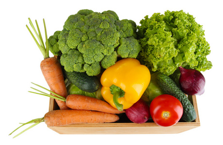 新鲜蔬菜在木盒上灰色背景