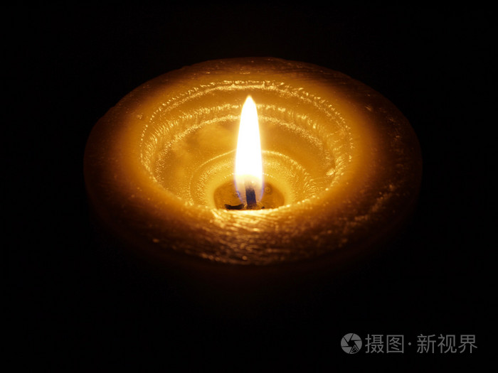 黑色背景上蜡烛