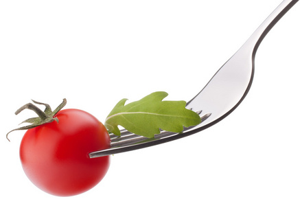 新鲜 rucola 沙拉和樱桃番茄上叉上白色隔离