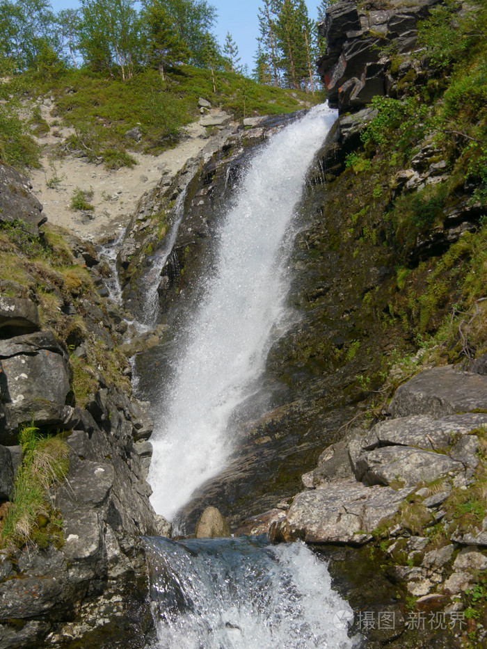 在山中的瀑布。俄罗斯 hibini