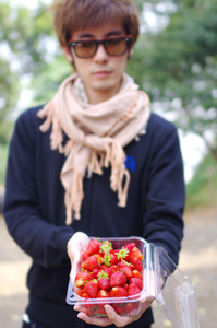 一名男子携带新鲜红草莓框中