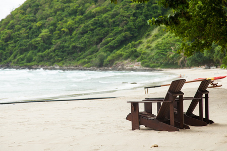 在海滩上的木椅