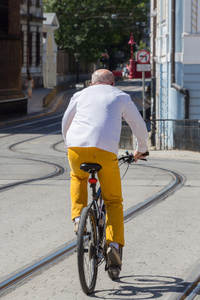 骑着自行车在城市中的人
