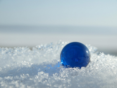 在雪上球