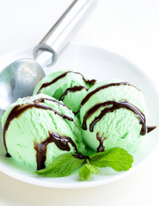 球薄荷冰淇淋的新鲜绿色草本