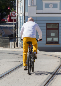 骑着自行车在城市中的人