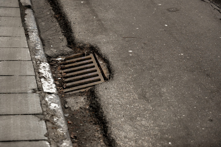 道路上的水孔