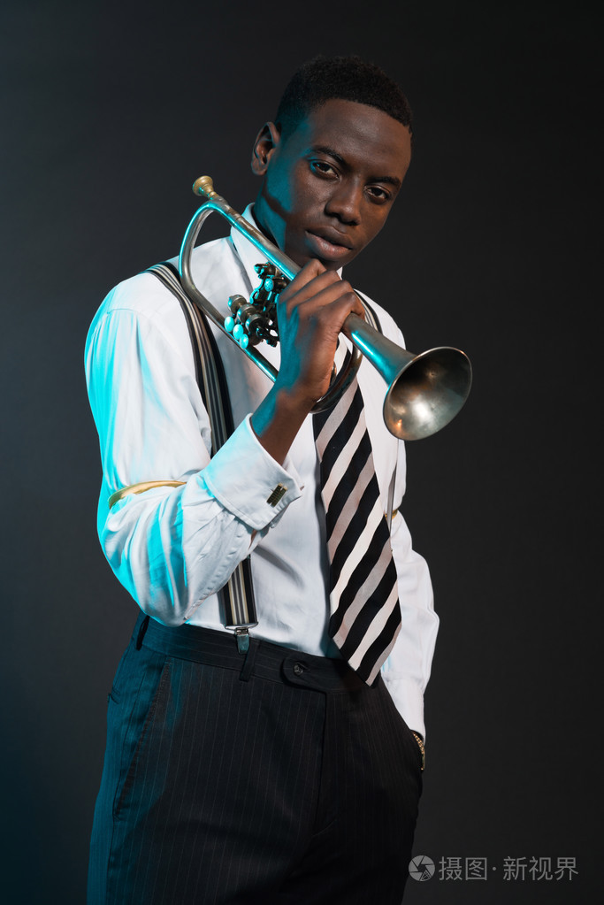 复古的非洲裔美国爵士乐音乐家举行他的喇叭.磨合