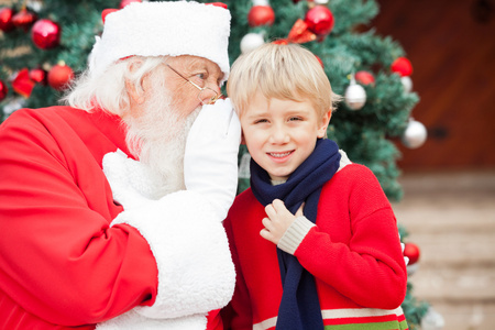 圣诞老人在男孩的耳边耳语