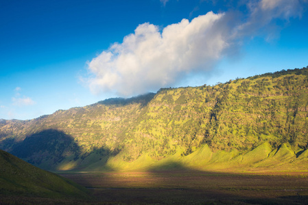 大草原的装载溴火山