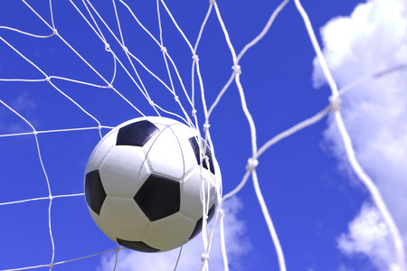 足球球在蓝蓝的天空上的网