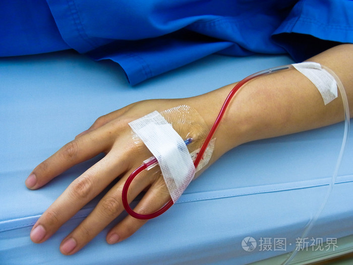 橡胶管内有血液的病人的手照片-正版商用图片1daqgx-摄图新视界