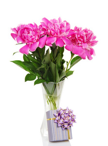 三个大粉红牡丹在玻璃花瓶和礼品盒