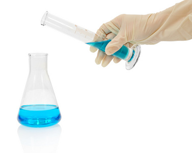 带蓝色的液体瓶，一只手持有测量的管