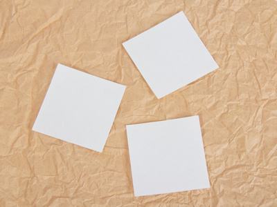 三个白卡纸包装.背景照片