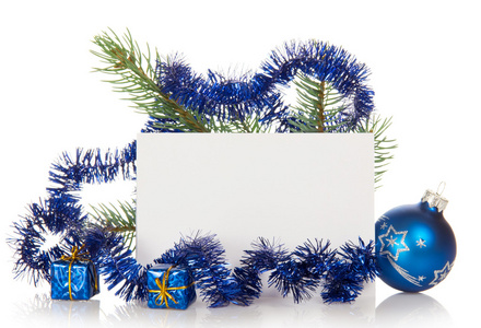杉木树分支与金属丝 小礼品盒 圣诞玩具和孤立在白色卡