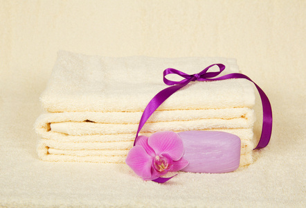 沐浴配件装饰着一朵兰花和特里布料上的磁带