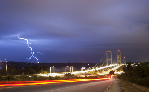 闪电雷暴在窄桥塔科马华盛顿