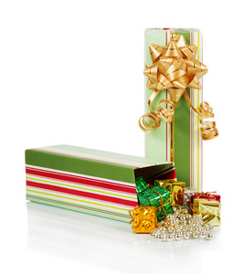 孤立在白色的圣诞节金属丝多彩礼品盒