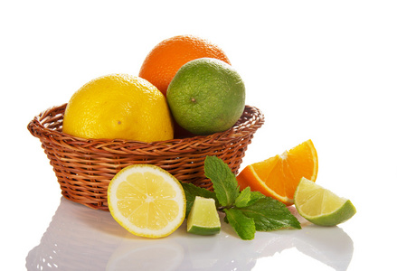 柑橘在柳条篮 的附近一篮子水果片薄荷