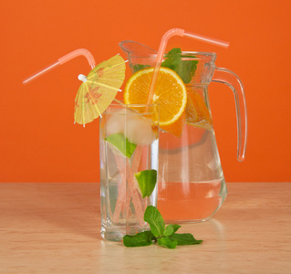 一根吸管，喝杯玻璃装饰着一把伞，一条橙色的线段，在表上一壶