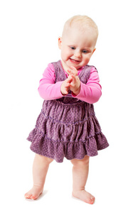美丽微笑的小女孩费用，拍在紫罗兰色礼服和粉红色夹克上白色隔离