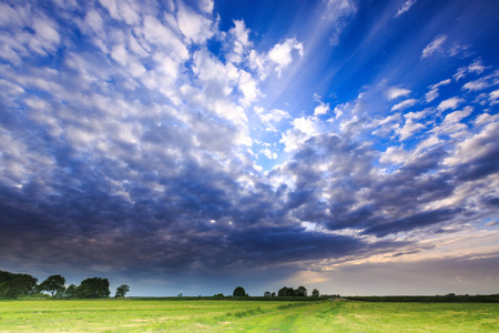 农田景观与乌云