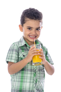 快乐的孩子喝一杯果汁