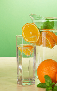 在一个表上喝杯用一片橙色的水罐