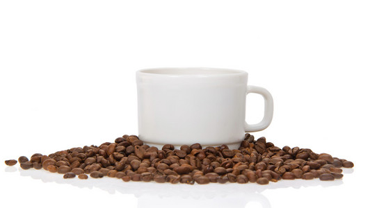 杯咖啡，咖啡谷物 孤立在白色