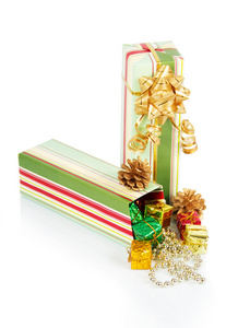 五彩缤纷的礼品盒和圣诞装饰上白色隔离