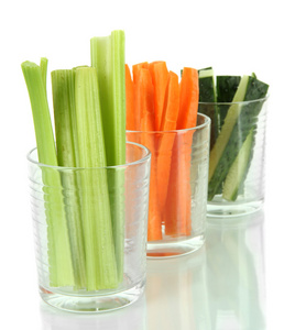 新鲜蔬菜在眼镜上白色隔离绿色芹菜