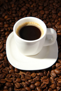 杯咖啡的咖啡豆背景上