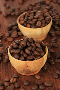 咖啡豆的木制背景上碗