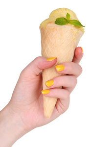 由着薄荷的华夫饼锥隔离在白色与黄色冰淇淋