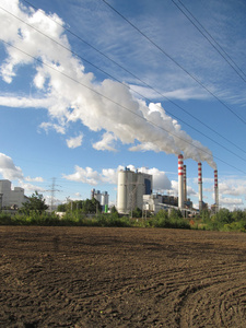 布朗煤发电厂烟囱散发出大量的图片