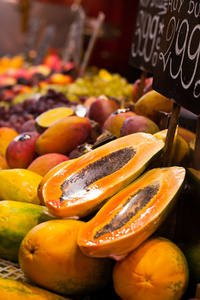 显示的街市档位在 la boqueria 涵盖市场上的新鲜水果。巴塞罗那。加泰罗尼亚地区。西班牙的新鲜水果在美梦的街市上显示涵盖