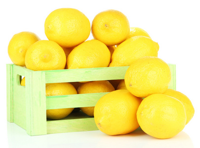 在木箱上白色隔离成熟柠檬