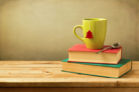 书上圣诞茶杯子照片