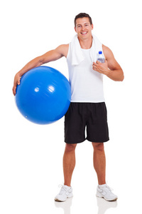 健康的人拿着一个健身房球