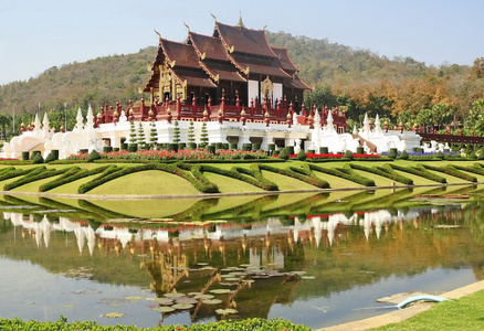 木皇家寺庙在花卉园和山 清迈 thaila