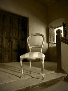 在一个修道院室内椅子