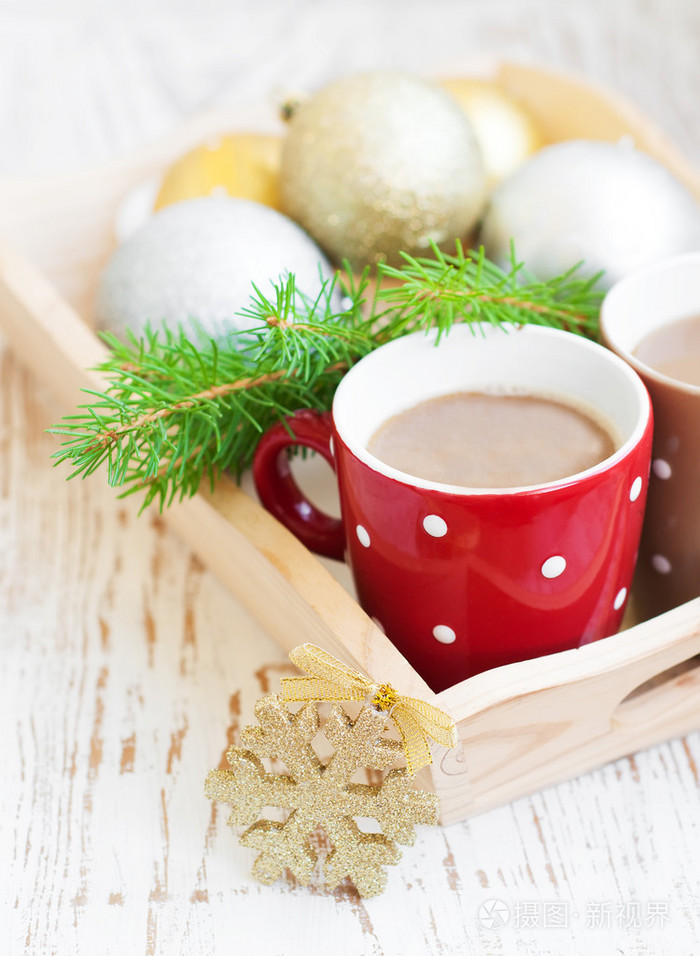 圣诞杯卡布奇诺咖啡