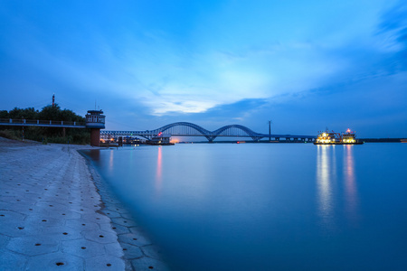 在天黑前南京导地线桥