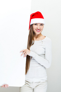 女孩在圣诞老人帽子举行白板