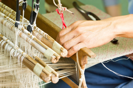 丝绸编织机器用的手图片