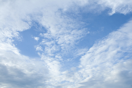 云和蓝色的天空