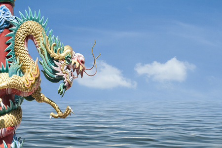 中国风格龙雕像上的天空和大海